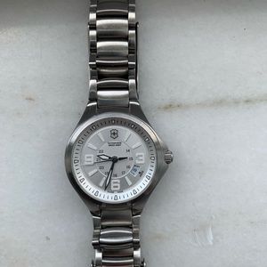 VICTORINOXSwiss Army Base Camp Silver Dial Ladies